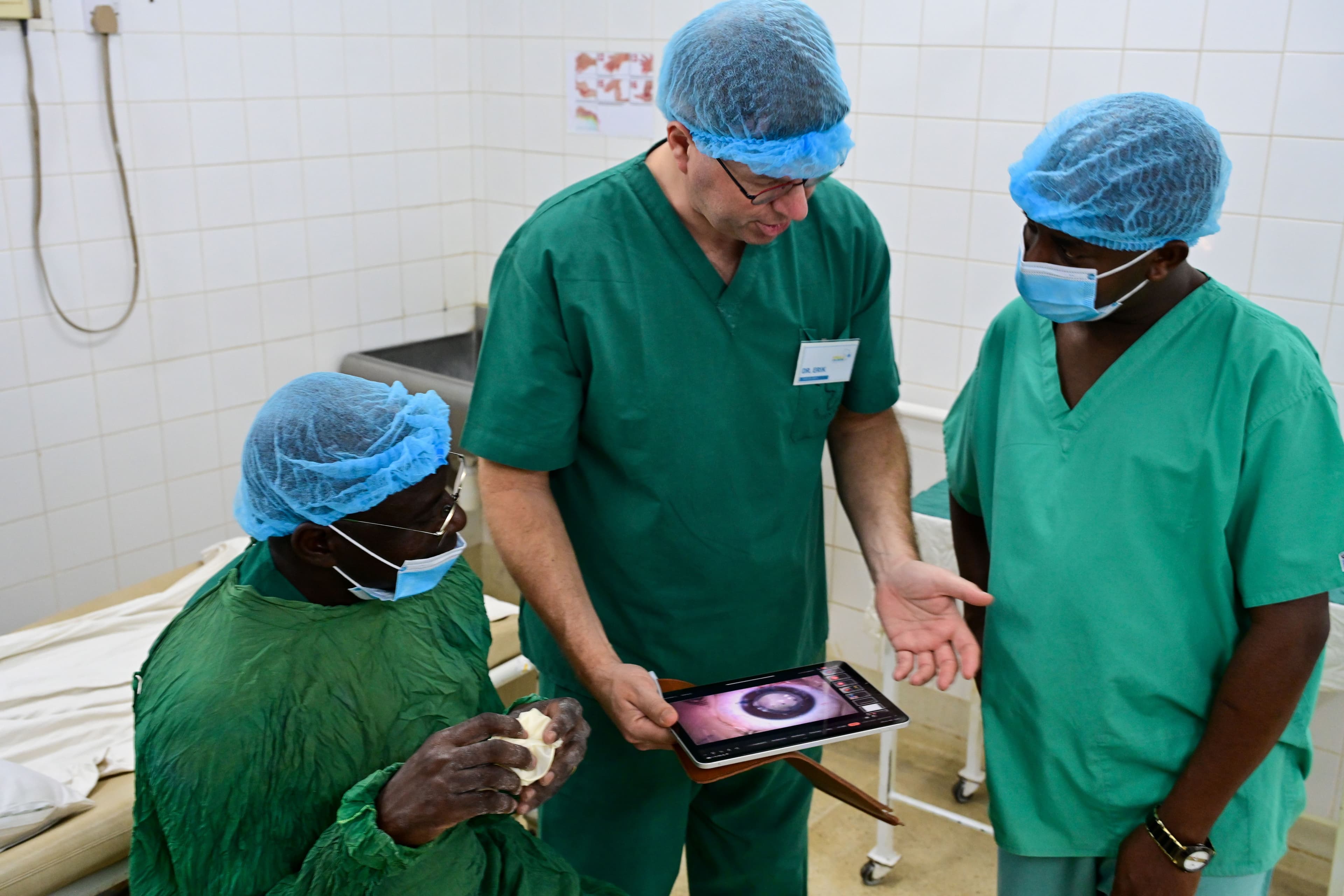 Surgeons train on bag-in-lens procedure in Kwale Eye Centre. Image courtesy Alexander S Thrane, MD, PhD, FEBOphth