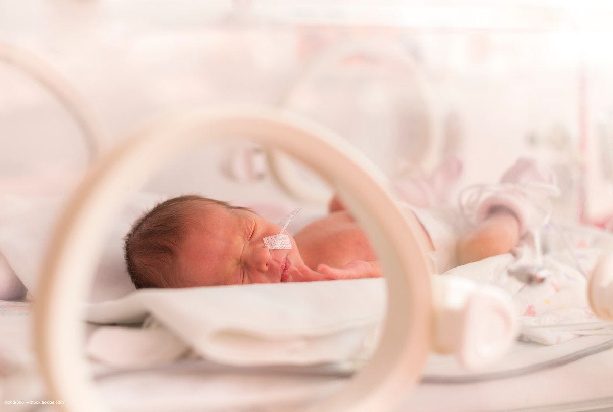 A premature baby sleeps in an incubator. Image credit: ©ondrooo – stock.adobe.com