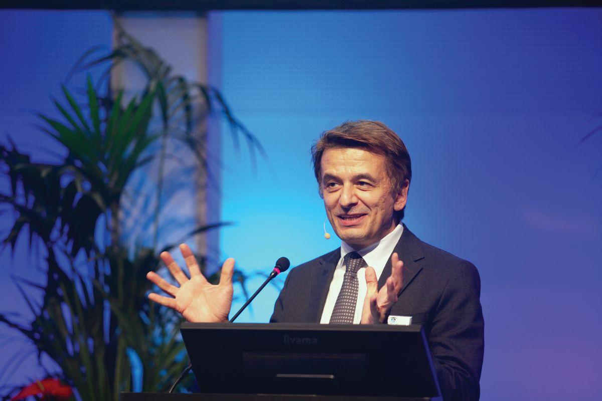 Ramin Tadayoni speaks at the 2023 EURETINA Congress. Image courtesy EURETINA.