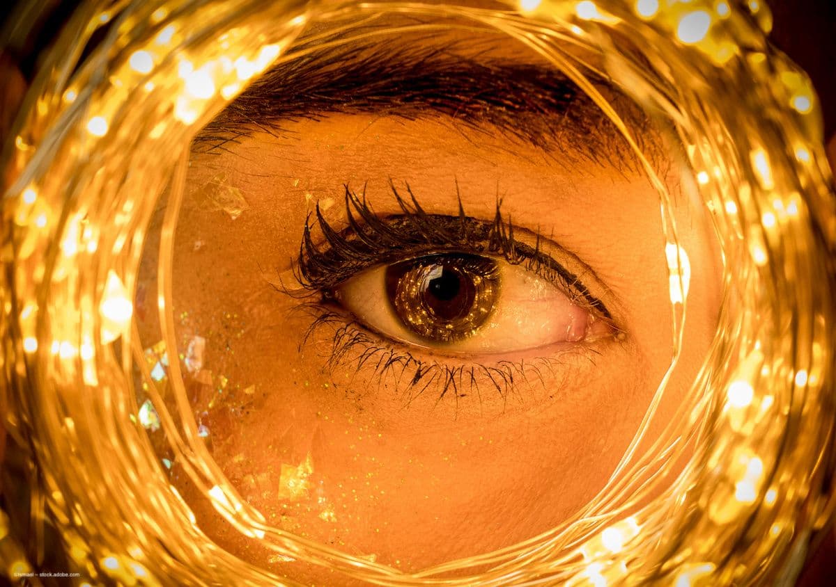 An eye surrounded by orangeish lights. ©Ismael – stock.adobe.com