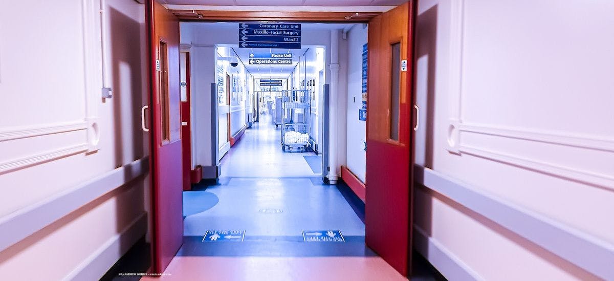 A photo of a hospital hallway. Image credit: ©By ANDREW NORRIS – stock.adobe.com