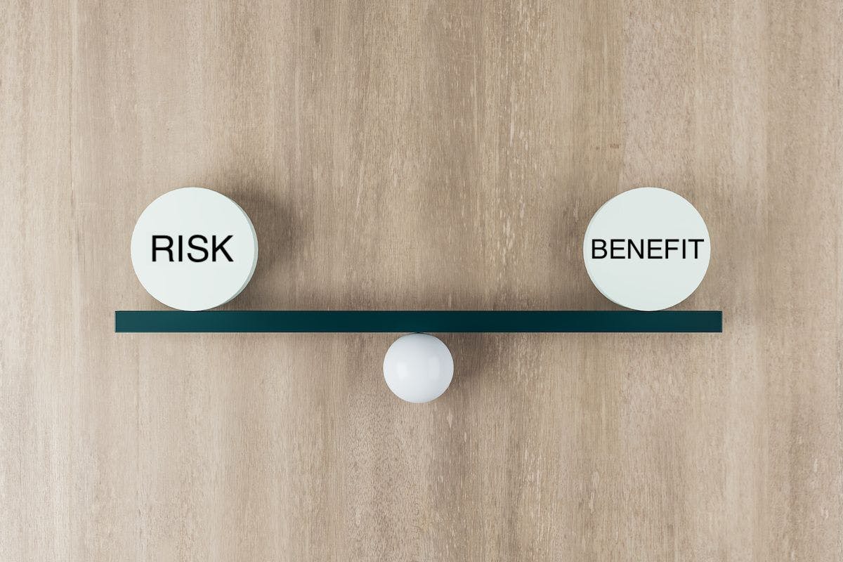 A scale, evenly balanced, with "risk" on one side and "benefit" on the other. ©Who is Danny – stock.adobe.com