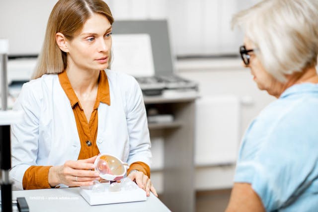 A doctor explains a medical issue to a patient with glasses. Image credit: ©rh2010 – stock.adobe.com