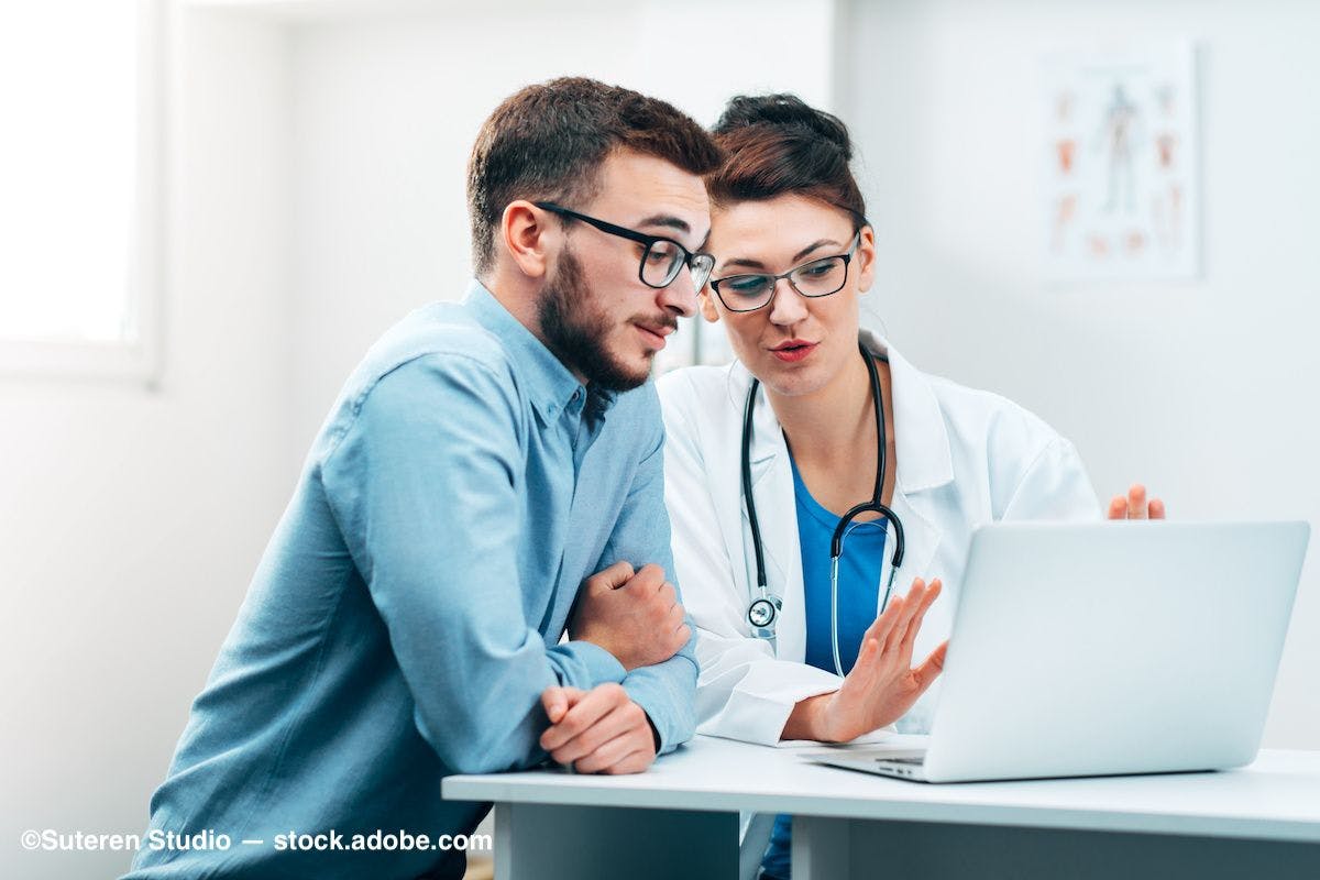 A physician supervises a student in a clinical setting. Image Credit: ©Suteren Studio – stock.adobe.com